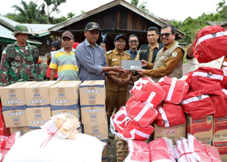 Kunjungi Korban Banjir Langkahan, Pj Bupati Aceh Utara Serahkan Bantuan Darurat