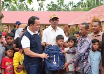 PMI Aceh Utara Salurkan 300 Seragam Sekolah untuk Anak Korban Banjir di Langkahan