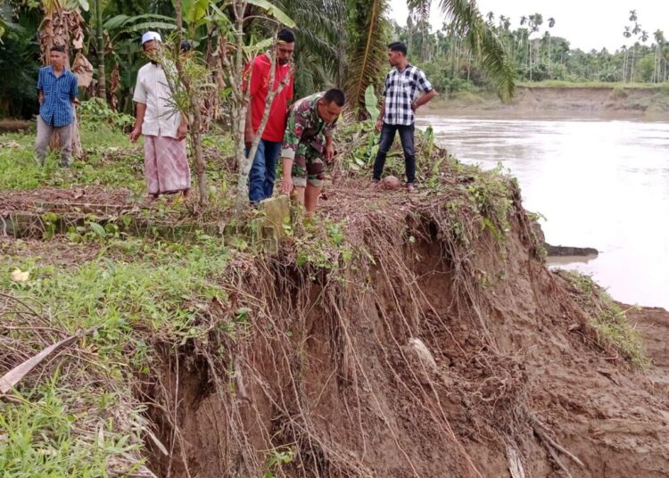Babinsa Kodim 0103 Aceh Utara Bantu Warga Evakuasi Jenazah di TPU Langkahan