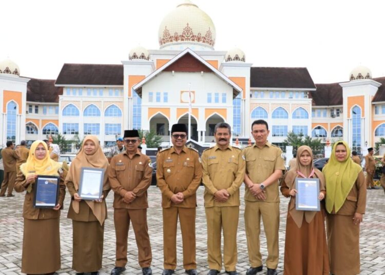 Kepsek SDN 5 Syamtalira Bayu Raih Penghargaan Pj Bupati Aceh Utara
