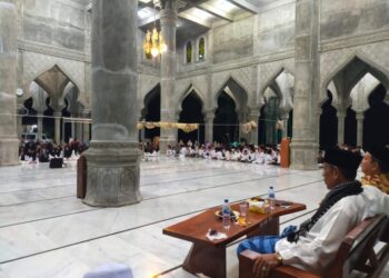 Himmatul Fata Serahkan Santunan Anak Yatim dalam Penutupan Pengajian Pesantren Ramadan di Simpang Dama