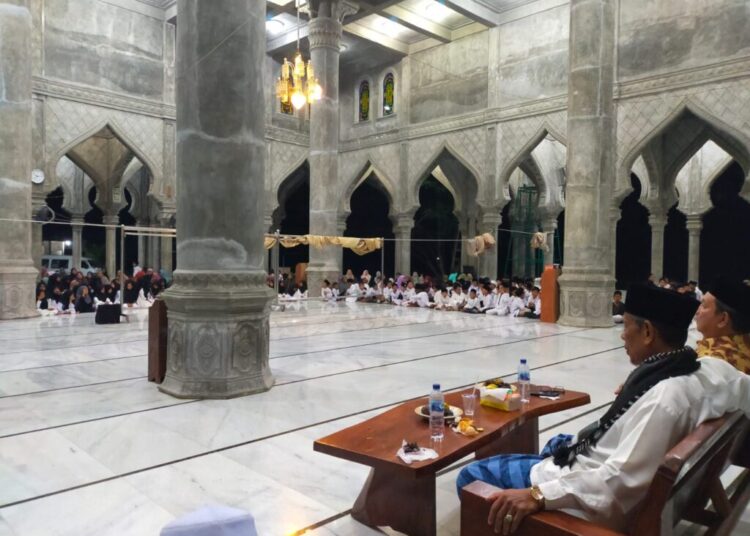 Himmatul Fata Serahkan Santunan Anak Yatim dalam Penutupan Pengajian Pesantren Ramadan di Simpang Dama