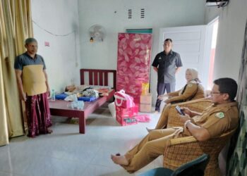 Dinsos Aceh Utara Serahkan Bantuan kepada Penderita Lumpuh Layu di Lhoksukon