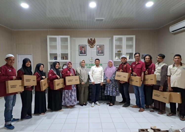 Pendamping Sosial PKH Terima Laptop dari Pokir Anggota DPRK Aceh Utara