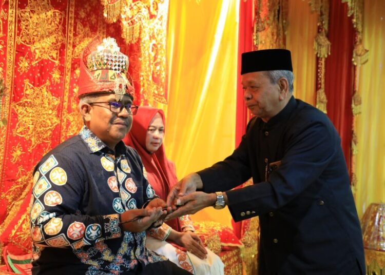 Pemkab Aceh Utara Peusijuek Pj Bupati Mahyuzar dan Istri