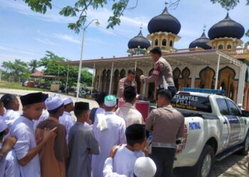 Bikin Semringah, Polantas di Aceh Utara Ini Bagi-Bagi Es Krim Gratis untuk Santri