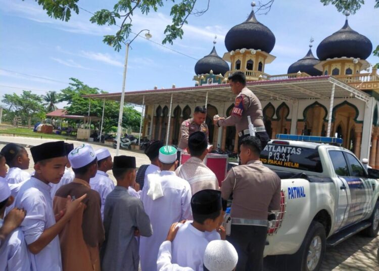 Bikin Semringah, Polantas di Aceh Utara Ini Bagi-Bagi Es Krim Gratis untuk Santri