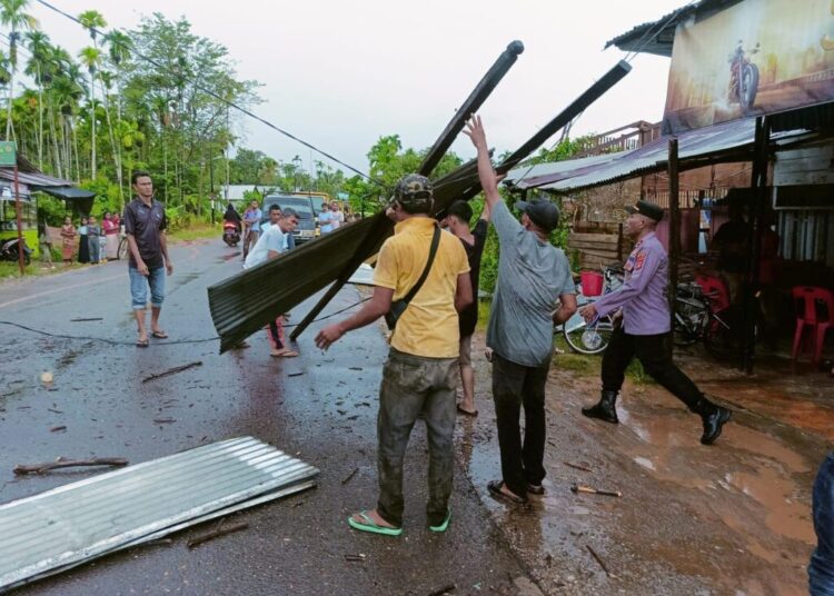 Sejumlah Bangunan di Paya Bakong Rusak Dihempas Angin Kencang