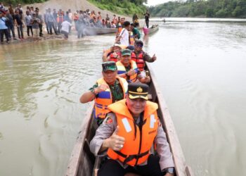 Jemput Data Stunting, Pj Bupati Bersama Forkopimda Susuri Sungai ke Dusun Terpencil Sarah Raja