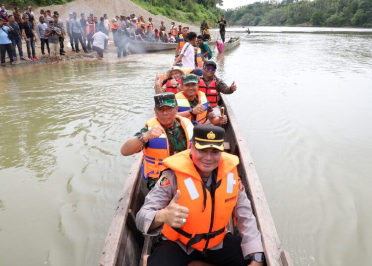 Jemput Data Stunting, Pj Bupati Bersama Forkopimda Susuri Sungai ke Dusun Terpencil Sarah Raja
