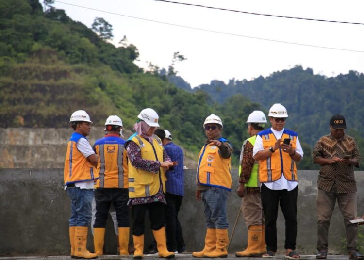 Pantau Progres Penyelesaian, Pj Bupati Mahyuzar Tinjau Bendungan Keureuto