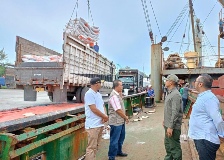 Dandim Aceh Utara Tinjau Stok Beras Impor dari Thailand di Pelabuhan Krueng Geukueh