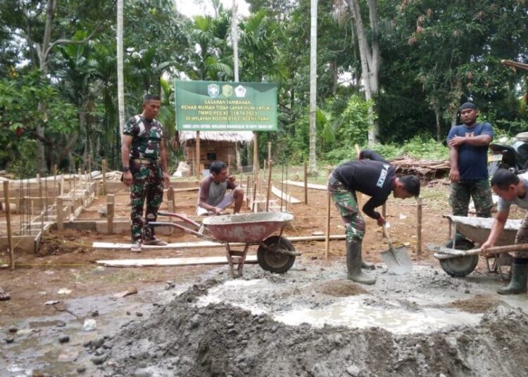 Hari Kedua TMMD di Sawang, Satgas Bersama Warga Rehab RTLH