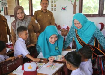 Ketua TP-PKK Aceh Sosialisasi Gerakan Transisi PAUD di SDN 1 Syamtalira Bayu
