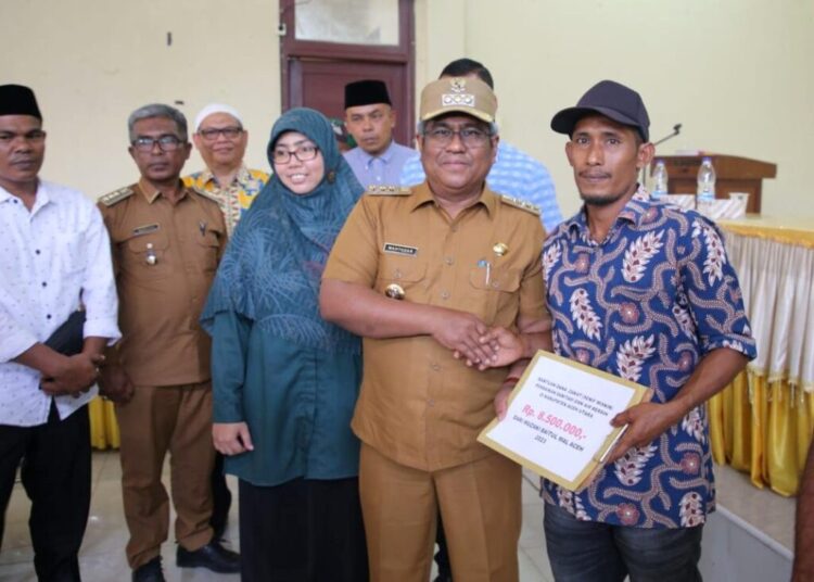 Pj Bupati Aceh Utara Serahkan Bantuan Sanitasi BMA untuk 75 Warga Sawang