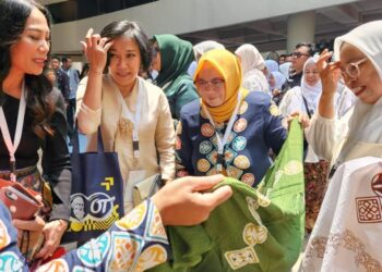 Dekranasda Aceh Utara Promosikan Batik ‘Hai Pasee’ pada Hari Batik Nasional di TMII