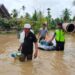 Polisi Evakuasi Warga yang Sakit dari Lokasi Banjir di Aceh Utara