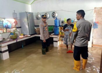 Siaga Bencana, Polsek Syamtalira Aron Bantu Korban Banjir Luapan Krueng Pase