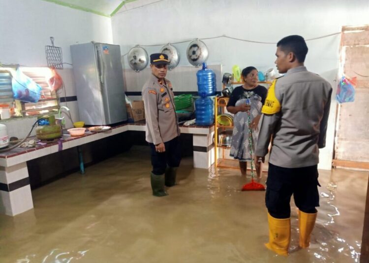 Siaga Bencana, Polsek Syamtalira Aron Bantu Korban Banjir Luapan Krueng Pase
