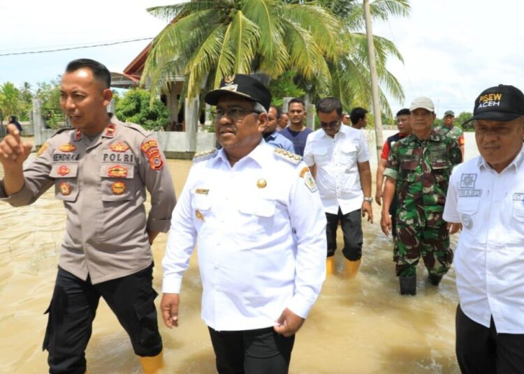 Kunjungi Korban Banjir di Matangkuli, Pj Bupati Mahyuzar Serahkan Bantuan
