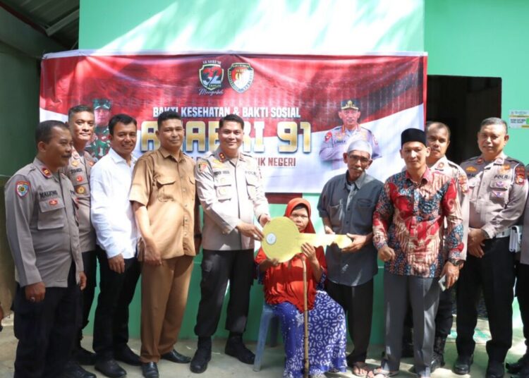 Baksos Akabri 91, Kapolres Aceh Utara Serahkan Bantuan Rumah Layak Huni