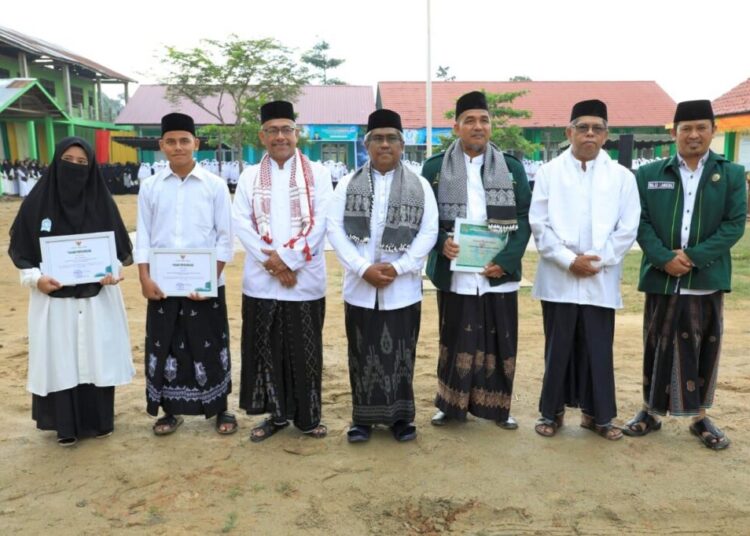 Santri Berprestasi Terima Penghargaan Pj Bupati Aceh Utara
