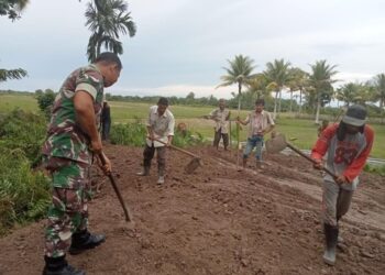 Babinsa Kodim Aceh Utara Gotong Royong dengan Warga Timbun Jalan Kuburan