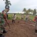 Babinsa Kodim Aceh Utara Gotong Royong dengan Warga Timbun Jalan Kuburan