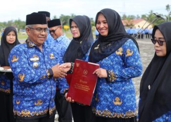 Pj Bupati Aceh Utara Serahkan Penghargaan Satyalancana dalam Upacara HUT Korpri ke-52