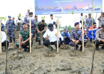Pj Bupati Aceh Utara Bersama Danlanal Lhokseumawe Tanam Ribuan Pohon di Seunuddon
