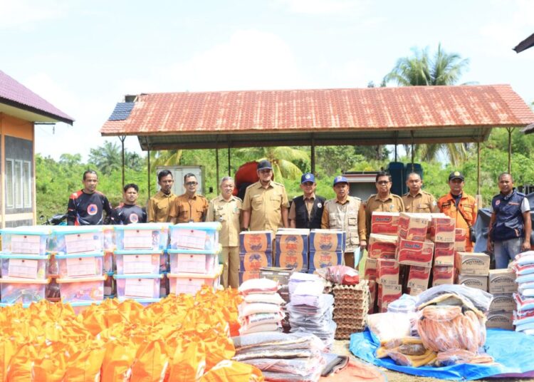 Plt Sekda Aceh Utara Serahkan Bantuan untuk 13 Kecamatan Terdampak Banjir