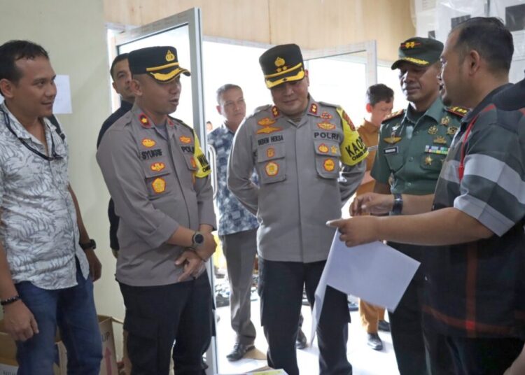 Kapolres Aceh Utara Tinjau Proses Sortir dan Pelipatan Surat Suara Pemilu 2024