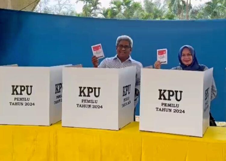 Pj Bupati Aceh Utara Nyoblos di TPS 001 Kuta Lhoksukon