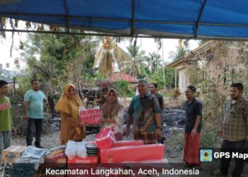Dinas Sosial Aceh Utara Serahkan Bantuan kepada Korban Kebakaran di Langkahan