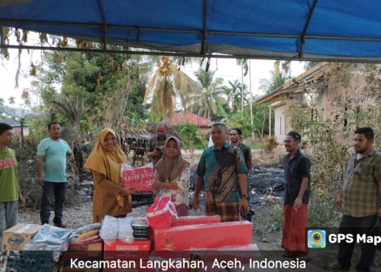 Dinas Sosial Aceh Utara Serahkan Bantuan kepada Korban Kebakaran di Langkahan