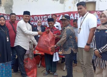 Pj Bupati Aceh Utara Serahkan Bansos untuk Lansia dan Penyandang Disabilitas