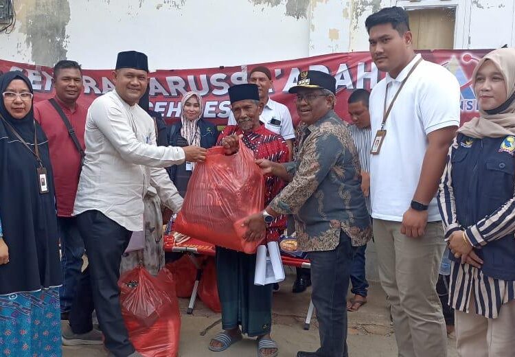 Pj Bupati Aceh Utara Serahkan Bansos untuk Lansia dan Penyandang Disabilitas
