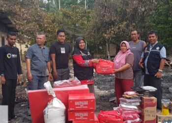 Dua Unit Rumah di Baktiya dan Geureudong Pase Terbakar, Dinas Sosial Aceh Utara Serahkan Bantuan