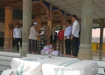 Dinas Sosial Aceh Utara Serahkan Bantuan untuk Dayah Ashhabul Yamin Paya Bakong yang Terbakar