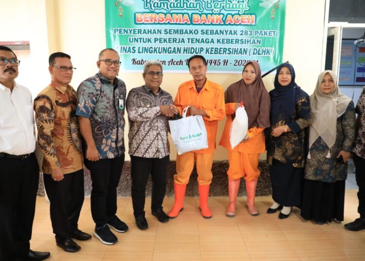 Petugas Kebersihan di Aceh Utara Terima Paket Sembako dari Bank Aceh Syariah, Diserahkan oleh Pj Bupati