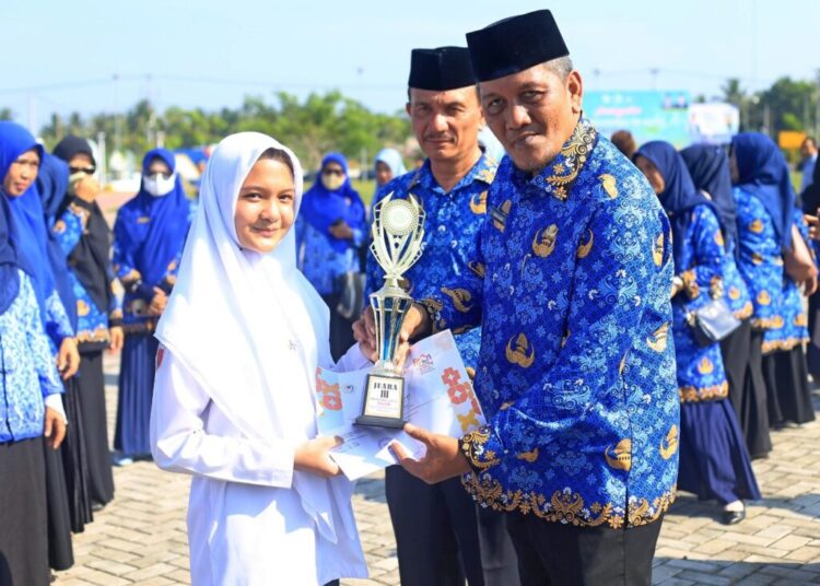 Sekda Aceh Utara Serahkan Penghargaan untuk Sekolah dan Siswa Berprestasi, Ini Nama-namanya