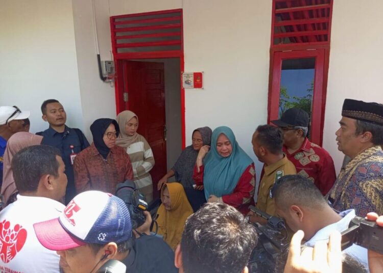 Nek Salbiah Matangkuli Terima Bantuan Rumah Sejahtera Terpadu, Diserahkan Langsung oleh Mensos Risma