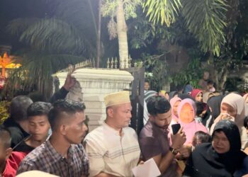 Ayah Wa Bagikan ‘Peng Makmeugang’ kepada Warga, Dilakukan Rutin Sejak 15 Tahun Lalu