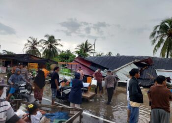 Hujan Deras Disertai Angin Kencang Rusak 173 Bangunan di Kecamatan Tanah Luas