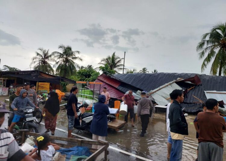 Hujan Deras Disertai Angin Kencang Rusak 173 Bangunan di Kecamatan Tanah Luas