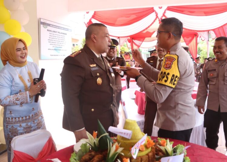 Sambangi Kejari Aceh Utara, Kapolres AKBP Nanang Beri Kejutan di Hari Bhakti Adhyaksa