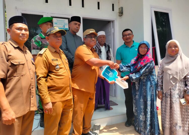 Pj Bupati Aceh Utara Serahkan Kunci Rumah Tahan Gempa Bantuan Baitul Mal–Islamic Relief Australia