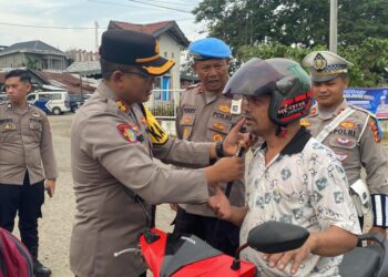 Kapolres Aceh Utara Bagikan Helm SNI Gratis dalam Operasi Patuh Seulawah 2024