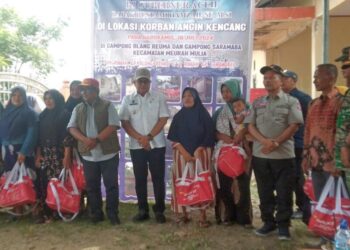 Pj Bupati Mahyuzar Dampingi Pj Gubernur Serahkan Bantuan untuk Korban Angin Kencang