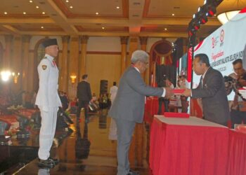 Penjabat Bupati Aceh Utara, Dr. Drs. Mahyuzar, M.Si, menerima duplikat bendera pusaka dari Badan Pembinaan Ideologi Pancasila (BPIP)